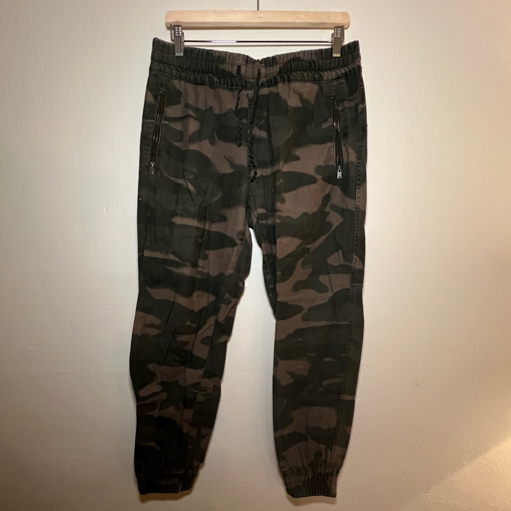 Aritzia TNA Camouflage Jogger Pants